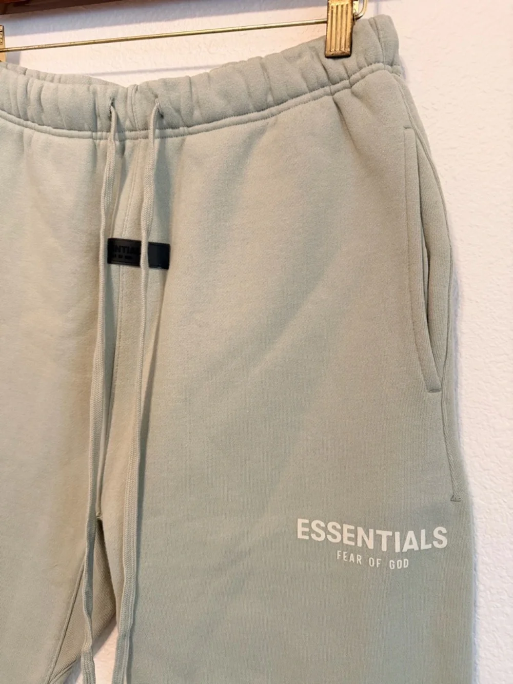 Fear of God Essential fleece Sweatpants color eggshell, straight leg sz S Unisex - Picture 11 of 12